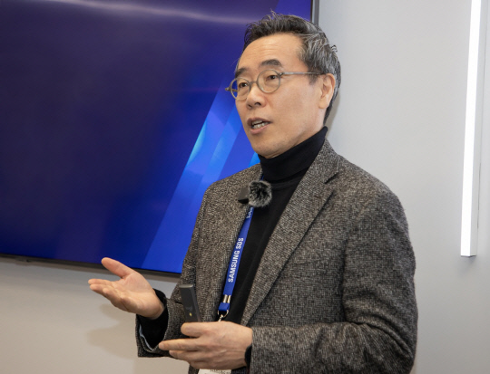 황성우 삼성SDS 대표가 CES 2024에서 '패브릭스'와 '브리티 코파일럿'을 소개하는 모습. 삼성SDS 제공